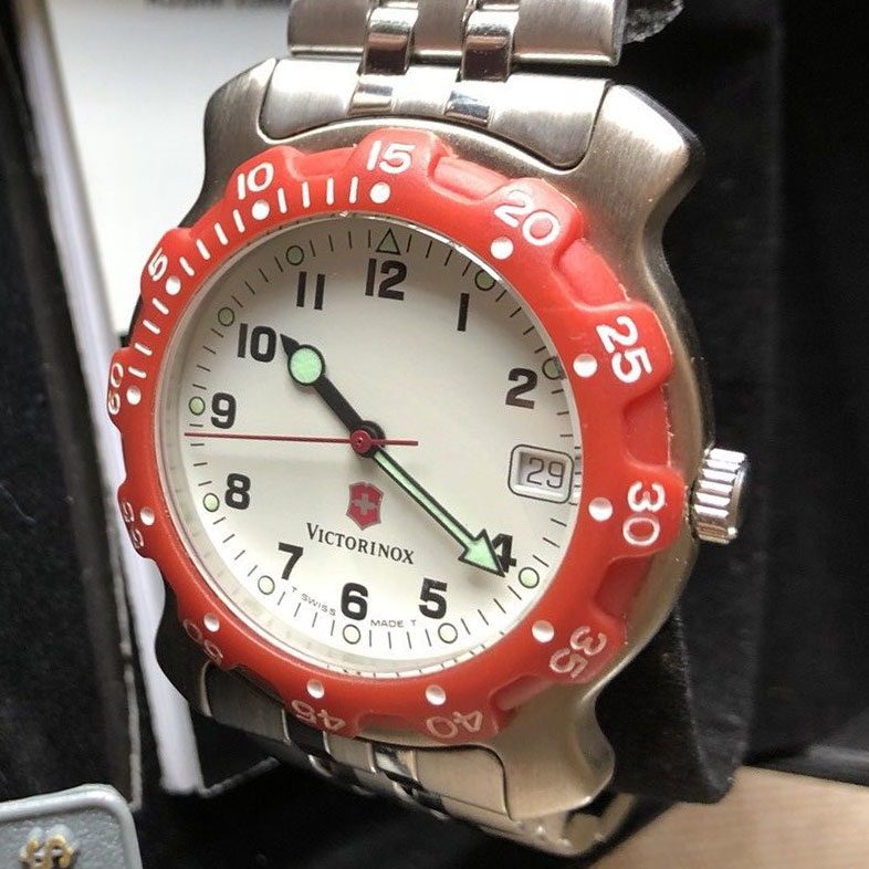 Victorinox Swiss Army – unknown-7 – Unknown Watch 7, Red Bezel, Bracelet