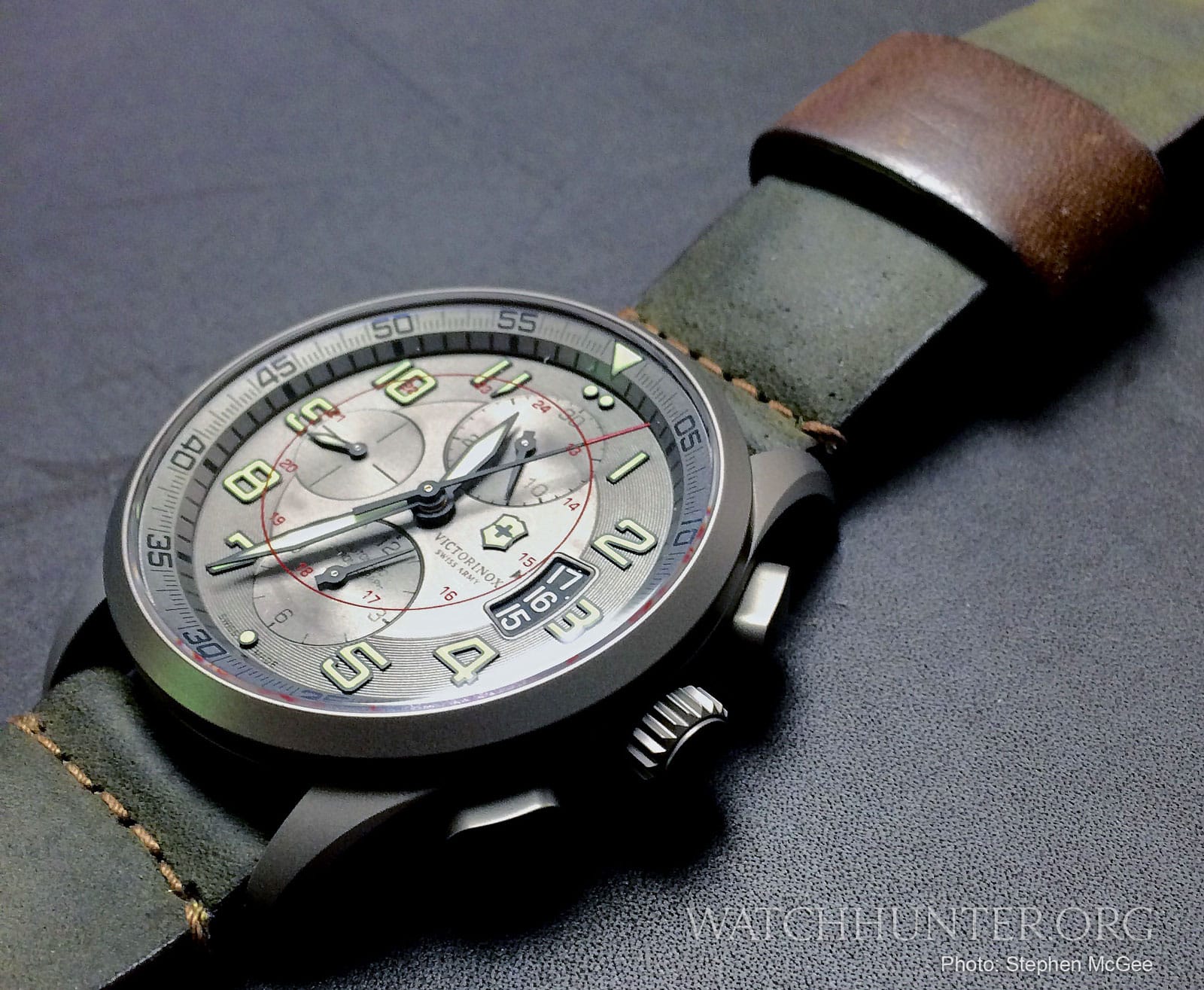 WATCH SLEUTH: Mysterious Date Wheel Dots on the Victorinox Swiss Army ...