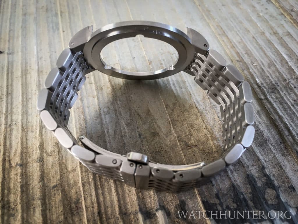 The metal bracelet is thin and comfortable. The deployant clasp is contoured to match your wrist shape.