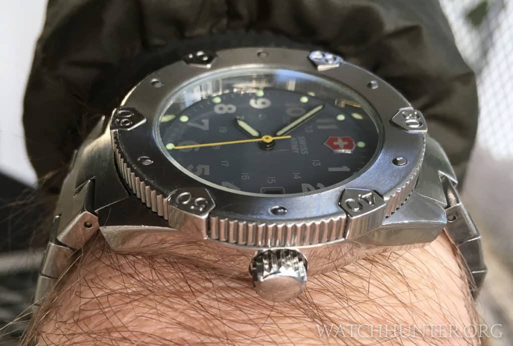 Victorinox Swiss Army Lancer 200's coin edge and pentagon bezel