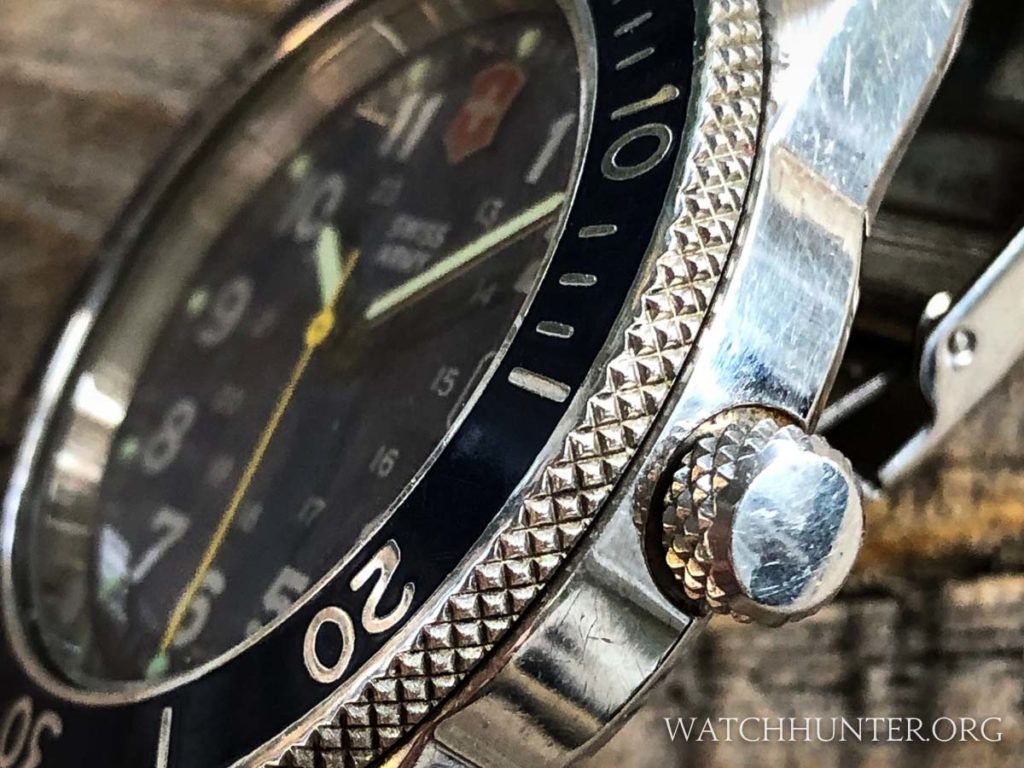 Diamond-shaped knurling on the crown and bezel
