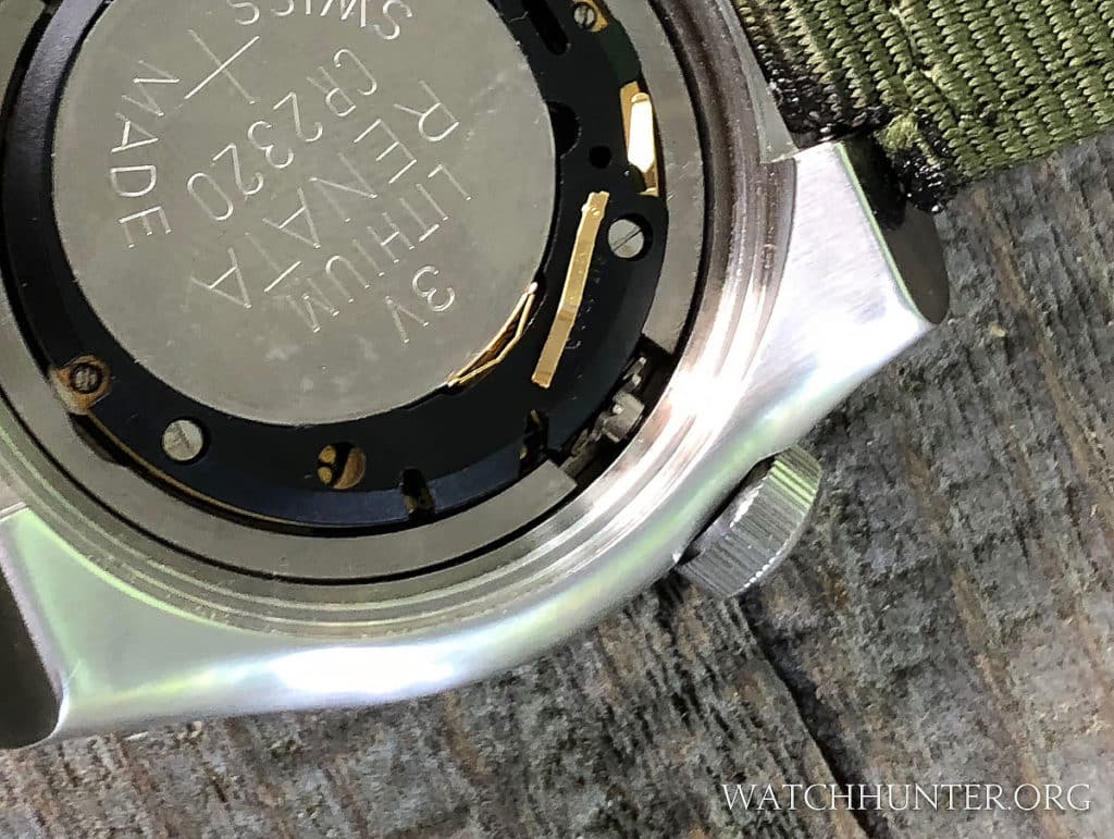 An internal gear rotates the 12-hour bezel