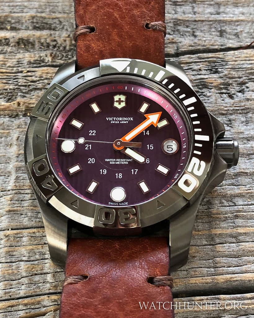 The dial of the 38 mm Dive Master 500 have perfect symmetry