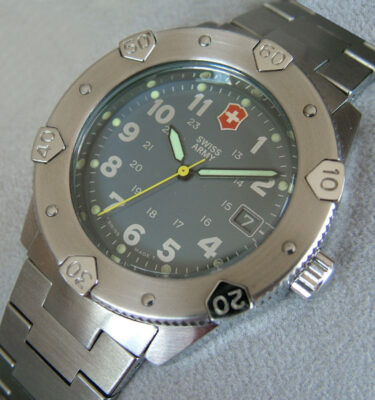 Victorinox Swiss Army – 24269 – Lancer 200 Mid-Size, Pentagon Bezel, Grey Dial, Bracelet